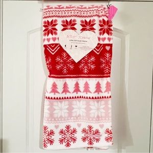 Betsey Johnson ultra Soft Plush Throw Christmas blanket pink red snowflake